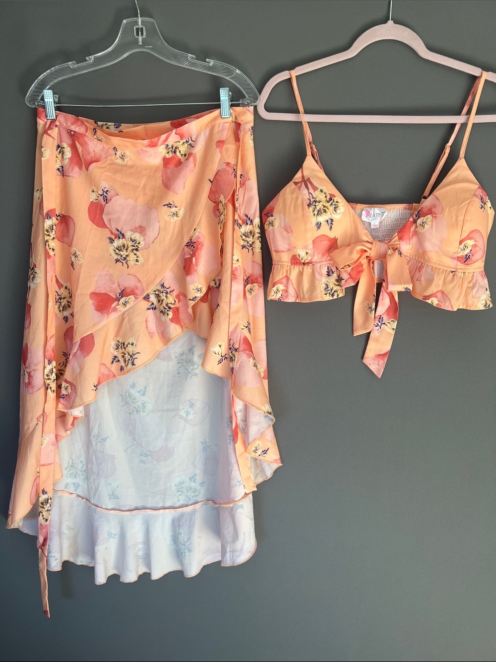 L'ATISTE Peach Floral Two-Piece Set Tie-Front Top & High-Low Skirt Size L